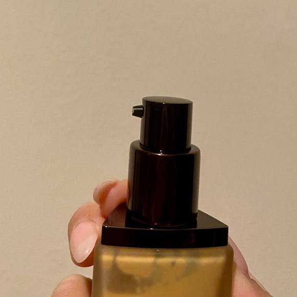 Hourglass Vanish Seamless Finish Liquid Foundation in Shade Golden - Picture 3 of 3
